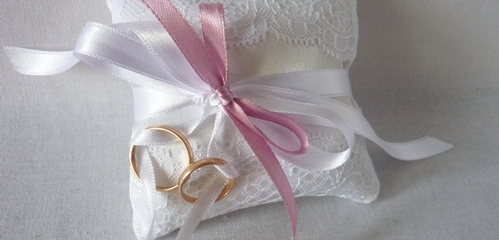 Подушечка с углублением для колец на свадьбу с кружевом и жемчужинками в виде сердечка