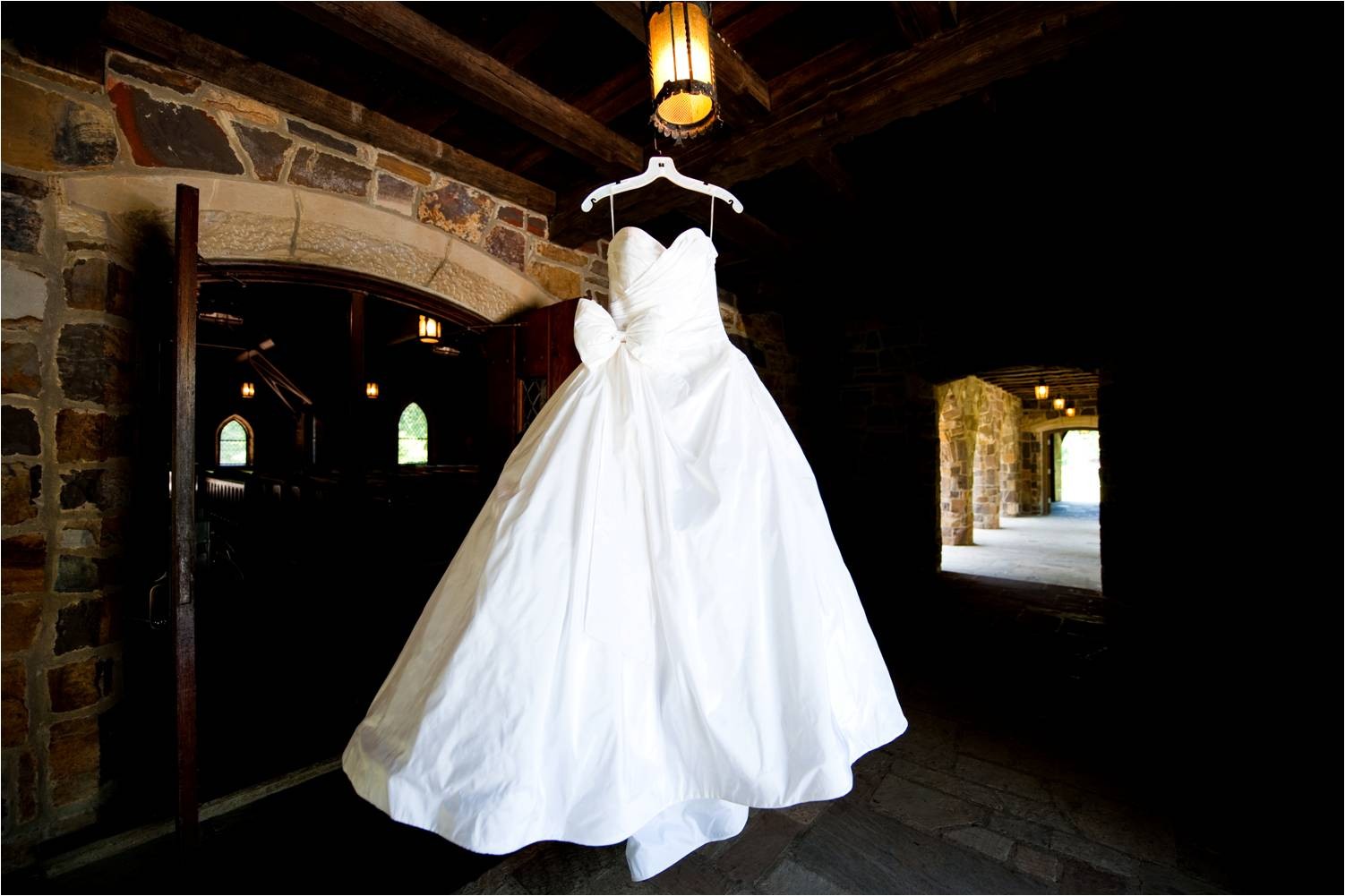 свадебное платье на вешалке фото
